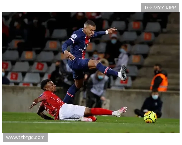 足球明星的帅气瞬间与过人技巧的精彩图片展示